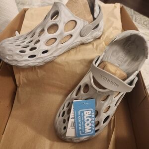 Merrell Light Gray Cut-Out Slip-Ons